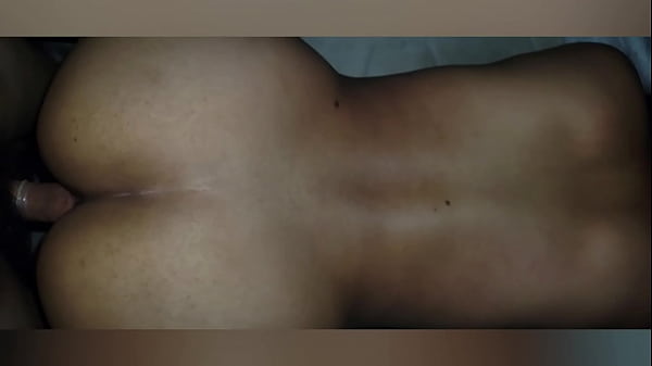 Morena le gusta estar desnuda en su habitaci&oacute;n!! Hermanastro cachondo se mete a la habitaci&oacute;n de su hermanastra mientras ella descansa!!! La cojo duro y profundo de perrito!!