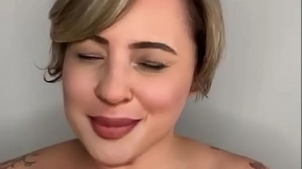 Sentando no colo do esposo