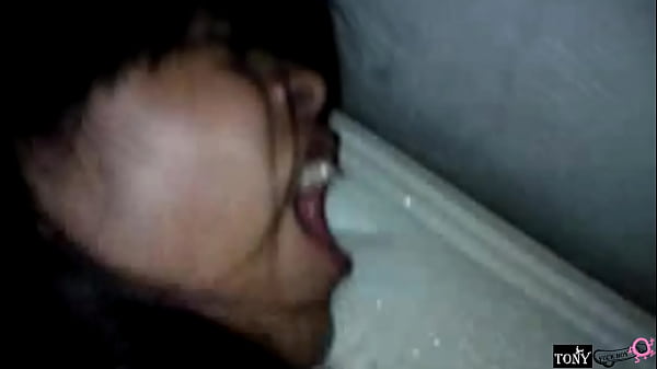 Anal doloroso.. Se la met&iacute; por su apretado culo y aunque  grit&oacute; de dolor no quiso que la saque y me pidi&oacute; que se la metiera toda para darme sentones con su virginal culo