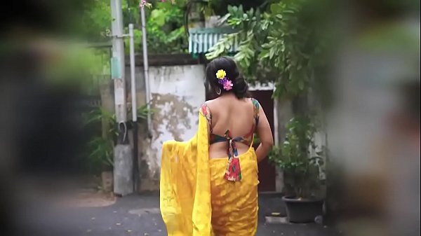 Indian aunty in hot Saree showing boobs 
