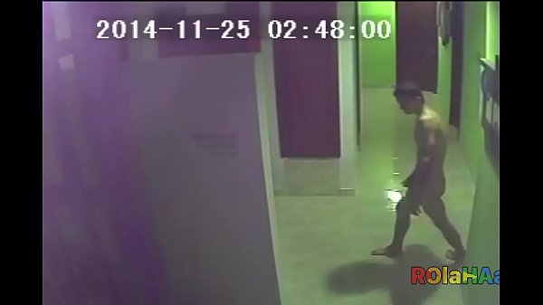 Se hace la paja en los pasillos de un hotel  