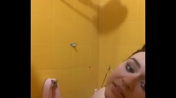 Novinha tomando banho mostrando tudo a buceta 