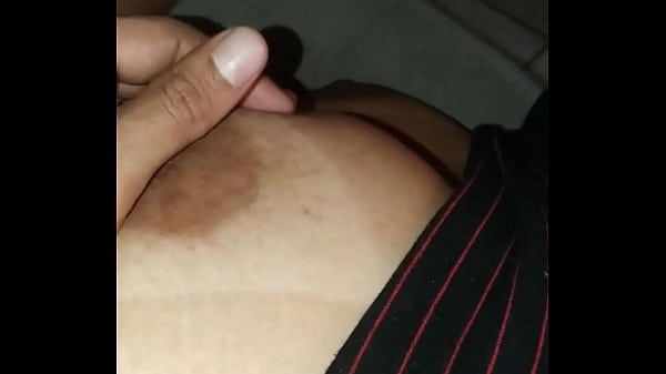 Convidou para assistir a s&eacute;rie e n&atilde;o ficou acordada at&eacute; o final,filmei sem ela ver seus lindos seios. ( Imagina ela lactante como que vai ficar ... )