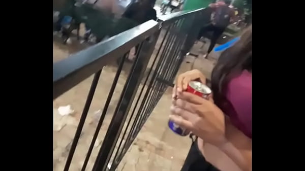 &iexcl;Despu&eacute;s de la fiesta jovencita pillada en la calle! El no pudo aguantar ni 5 minutos cuando ella abri&oacute; las piernas en la calle.  