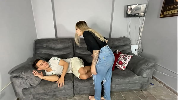 Dominacion femenina a joven chico con la polla muy peque&ntilde;a