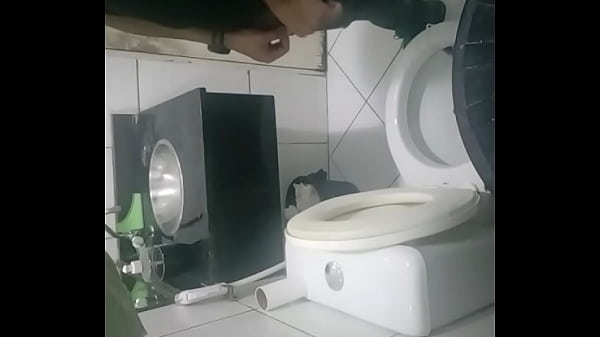 macho mijando no banheiro