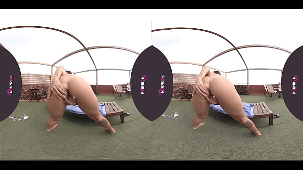 PORNBCN VR 4K | La Joven Jade Presley masturbandose a solas en el exterior del atico hasta correrse a chorros. Realidad virtual 180