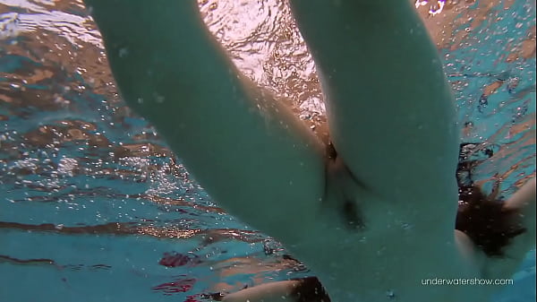 Katy Soroka undresses in the swimming pool erotically