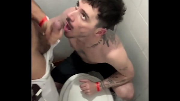 Mamada do Agroboy no banheiro