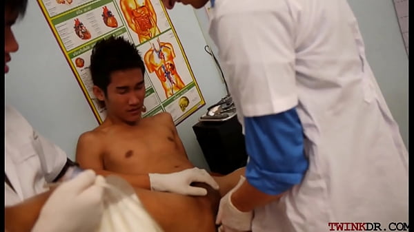 Asian bottom taking jizz after threeway barebacked by doctors