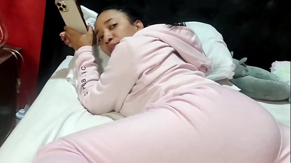 "El hermanastro se folla a su hermanastra mientras habla con su novio en el tel&eacute;fono celular "