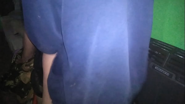 Mi novia se levanta su vestido corto y la pongo en el sillon