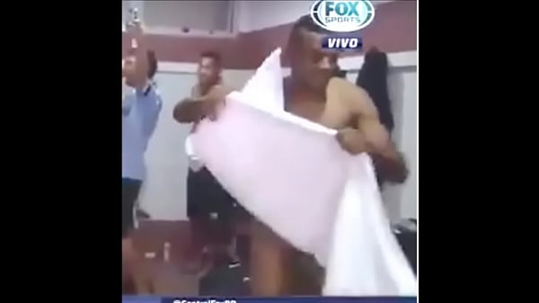 Jogador do gremio pelado no vesti&aacute;rio - L&eacute;o Gomes pelado gremio 