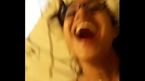 Punhetando o pauzao com os pezinhos  