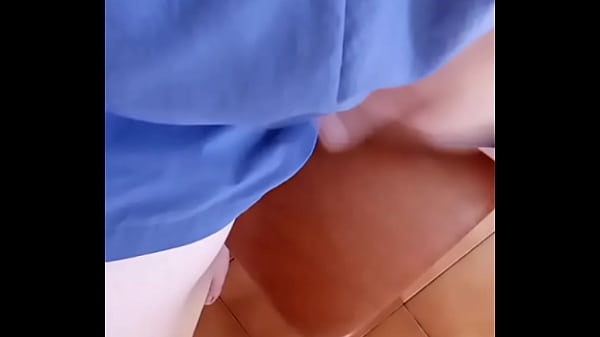 GretaLa, non riesce a non toccarsi 