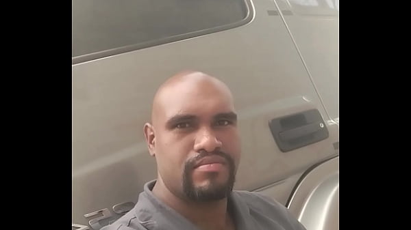 Parei o caminh&atilde;o pra dar uma mijando e subiu aquele cheiro de pika que deu at&eacute; tes&atilde;o