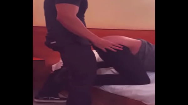 Despues de unos tragos convenso al hetero atletico de probar su polla 