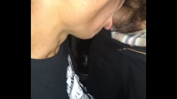 Casado mamando verga en ba&ntilde;o publico