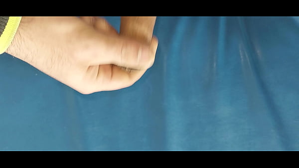 Masturbare si ejaculare sperma pe salteauade sport  