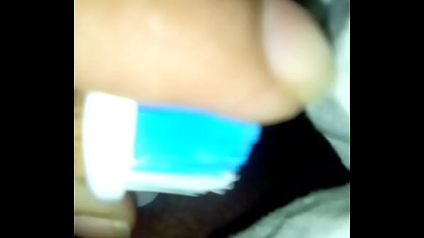 Charapita masturbandose con cepillo  