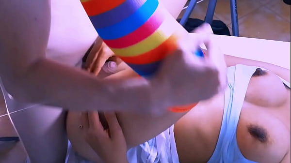 La colegiala inocente y su vecino maduro vivieron una experiencia inolvidable en el apartamento despu&eacute;s de una tarde de estudio. 