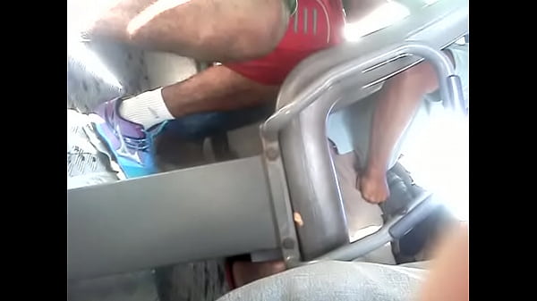 por baixo da saia no bus&atilde;o