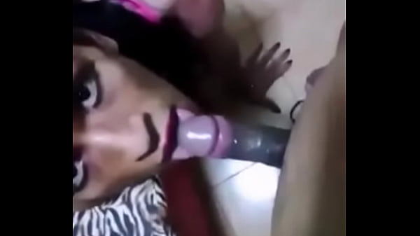 Perra roxana me chupa la pinga y le encanta