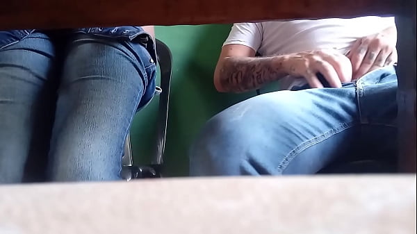 Sexo a Tr&ecirc;s! Fodi o cuzinho das duas gostosas e ainda gozei na cara das duas