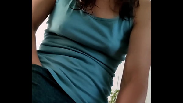 Grosse chienne suce et se branle devant un mec