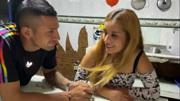 le chupo el pussy a esa chica y despues le meto la polla bien duro