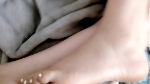 Foot job cum on toes feet