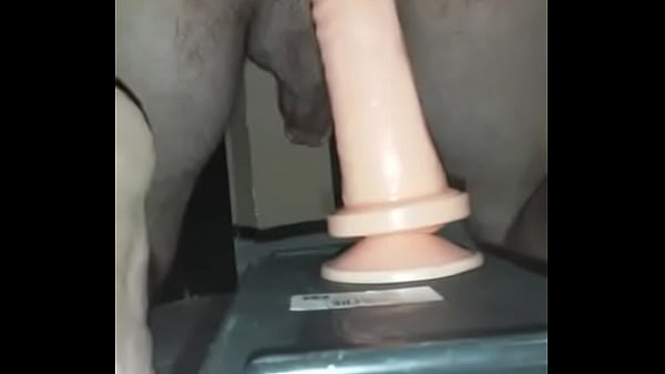 cuzinho bem guloso gozando