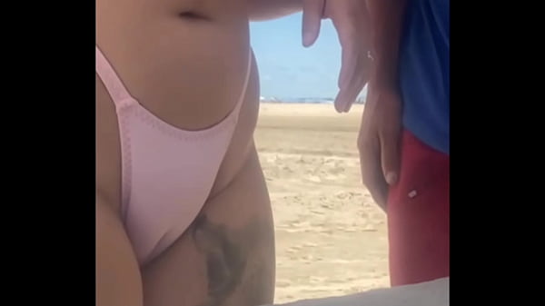 Deixei o novinho pegar na minha Buceta na praia e l&oacute;gico que eu tamb&eacute;m peguei no pau dele