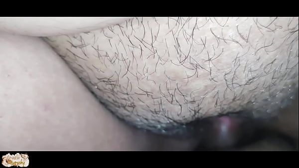 Follando su rico co&ntilde;o peludo.