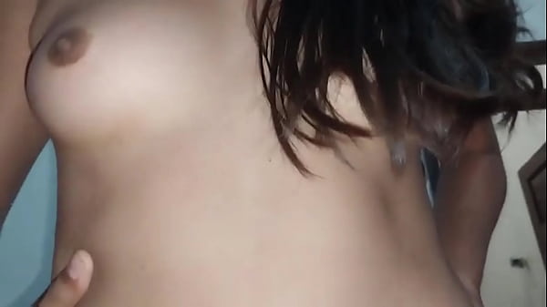 Mi primer anal. El amigo de mi esposo me follo duro mi apretado culo y me hecho toda su leche dentro, espero que mi esposo no se entere.  