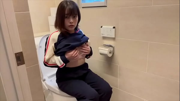 【女子◯生のトイレオナニー】我慢できなくなってト◯レでオナニーしてしまう女子◯生。  