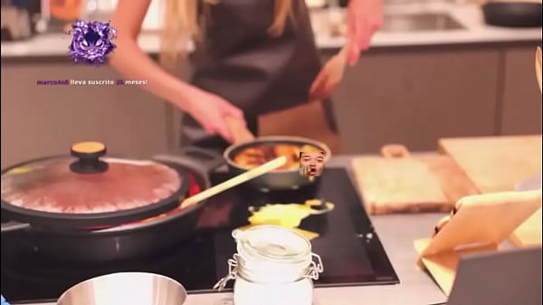 Irina Isasia haciendo una tortilla espa&ntilde;ola sexy