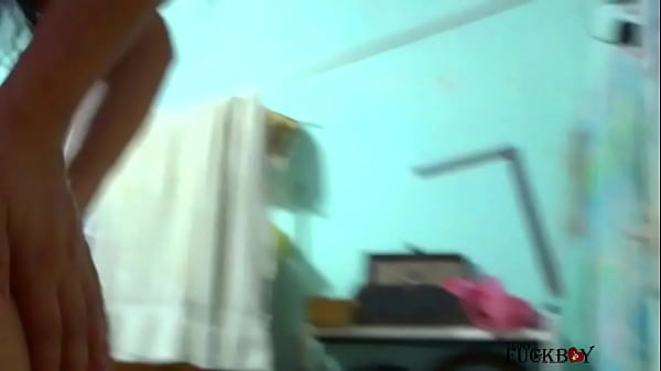 MADRASTRA CALIENTE Se mete a la cama de su hijastro porque se la coje m&aacute;s rico por el culo, todo iba bien hasta que llaman a la puerta.