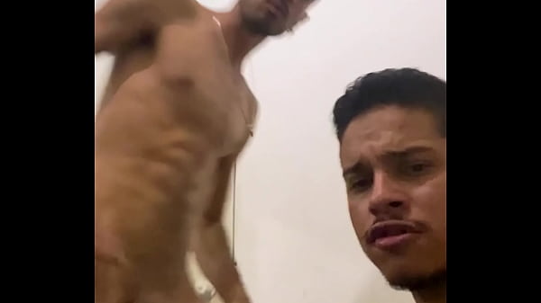 1.90 de altura 24CM DE PAU o grand&atilde;o Pauzudo me pegou no quartinho da sauna e arrega&ccedil;ou meu rabo, socou o Pauz&atilde;o grosso e grande no meu Rabo que sai da sauna todo Arrega&ccedil;ado