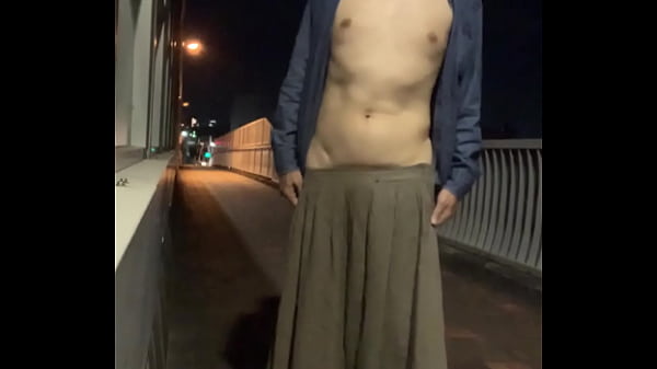 女装子まゆちゃんが橋の上でストリップして全裸露出  