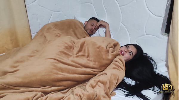 Arrunchada de hermanastro termina en dura follada