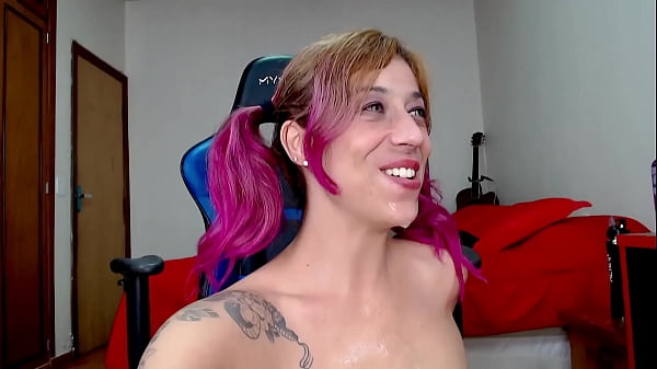 Chupando e fudendo meu cuzinho 