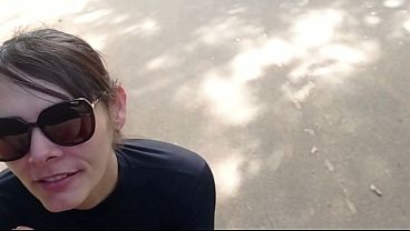 Casada pagando boquete no meio da rua durante o dia para desconhecido