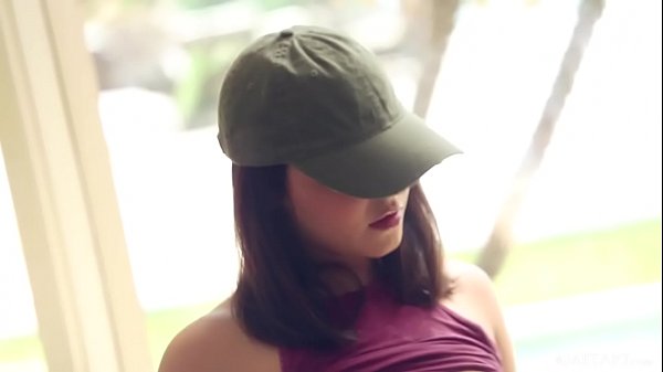 Curvy babe Kylie Quinn undressing  