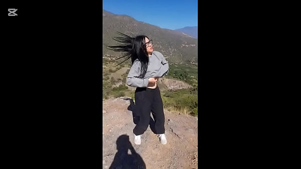 PUTA SE MASTURBA EN MEDIO DE LA CARRETERA Y DEJA QUE SE LO META PARA PODER YO LLEVARLA A LA CASA!