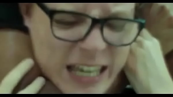 Neg&atilde;o pega ruivinho por tr&aacute;s.mp4