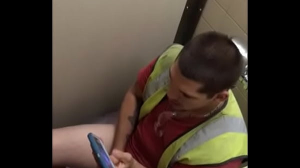 Catador de lixo bateu no banheir&atilde;o