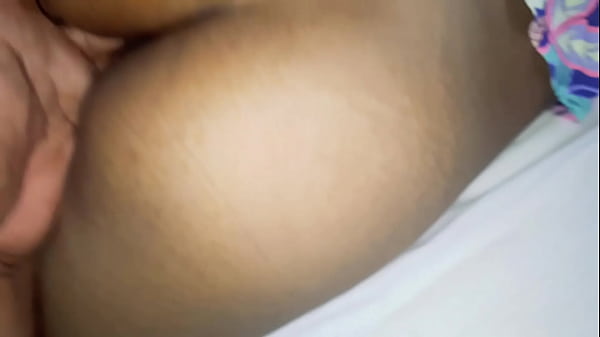 Le chupo el ano a mi vecinita susy le dejo mucha saliva en el ano para lubricar bien, mientras le meto los dedos el su h&uacute;meda vagina apretada.  