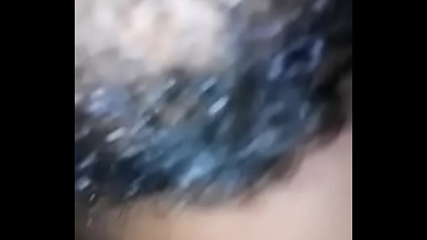 StarMe Share - Novinha morena mostrando a bucetinha cabeluda