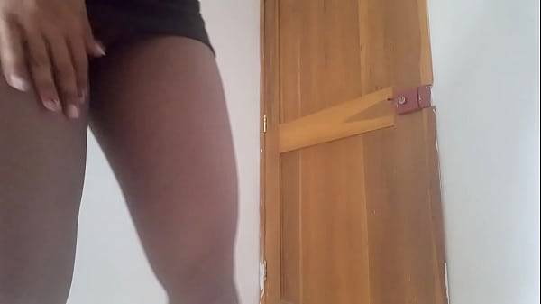 PROFESORA DE MATEMATICAS LE DA CLASES DIRIGIDAS A SU ALUMNO REBELDE Y ELLA SE MASTURBA MIRANDOLE LA RICA POLLA DE SU ALUMNO CAMILO!!